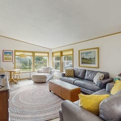 Pacific View Escape - Bay Views & Jetted Tub